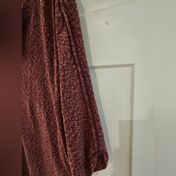 NWOT! All In Love Maroon 3 Snap Neck 3/4 Sleeve Vented Top- Medium - Picture 2 of 12